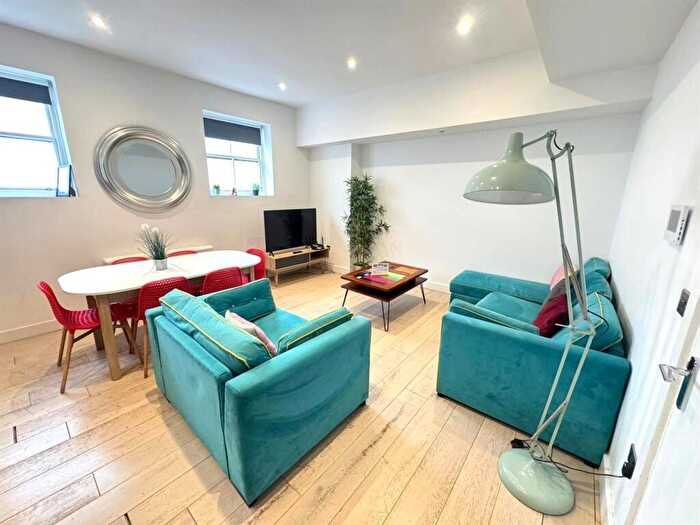 2 Bedroom Apartment To Rent In Maisonette, Western Road, Brighton, BN1