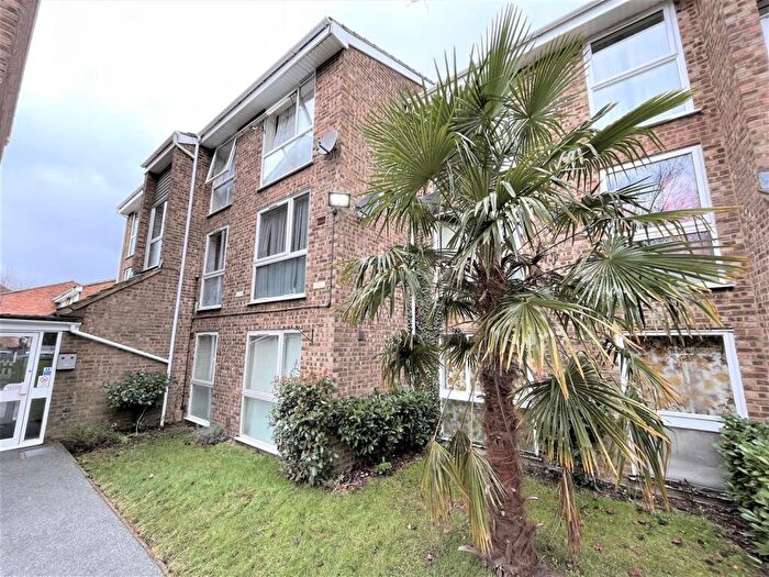 2 Bedroom Apartment To Rent In Princes Court, The Mall, Dunstable, LU5