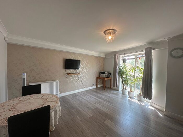 2 Bedroom Flat To Rent In Poplar High Street, Canary Wharf, London, E14