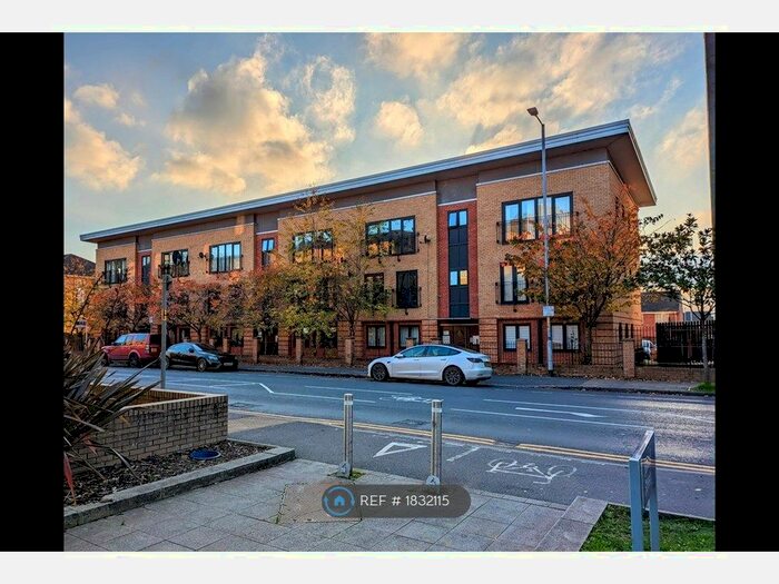 2 Bedroom Flat To Rent In Hulme, Manchester, M15