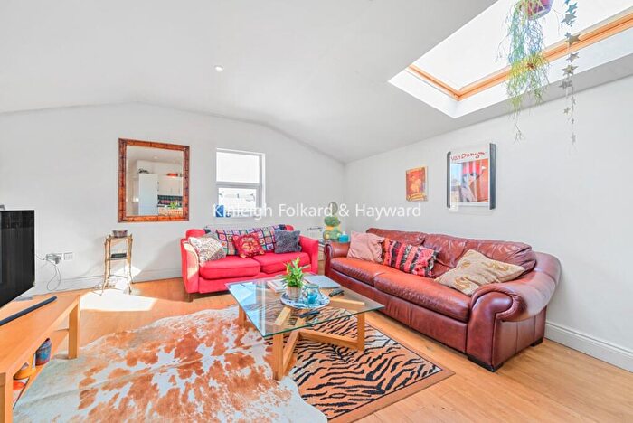 3 Bedroom Flat To Rent In Furley Road, Peckham, London, SE15