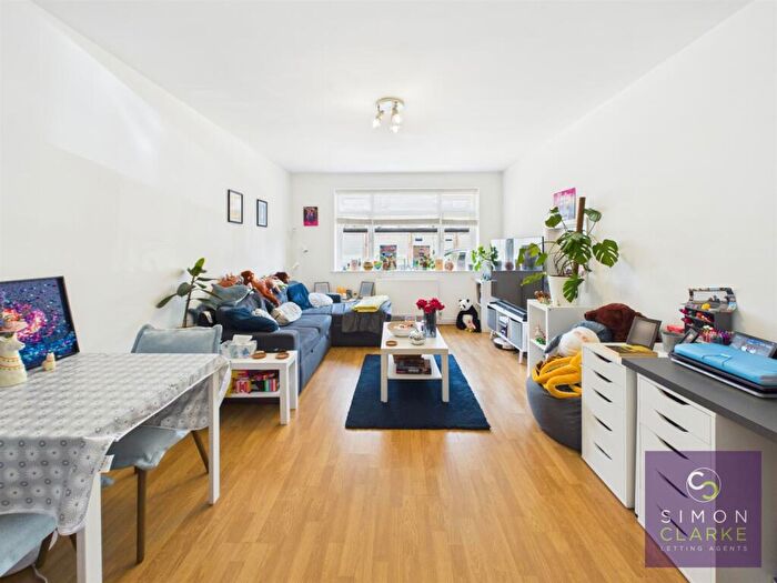 2 Bedroom Flat To Rent In High Road, New Southgate, N11