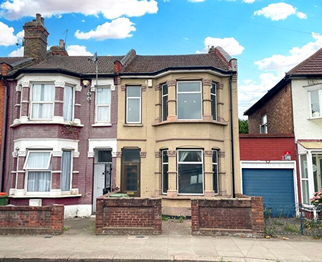 3 Bedroom End Of Terrace House For Sale In Dersingham Avenue, Manor Park, E12