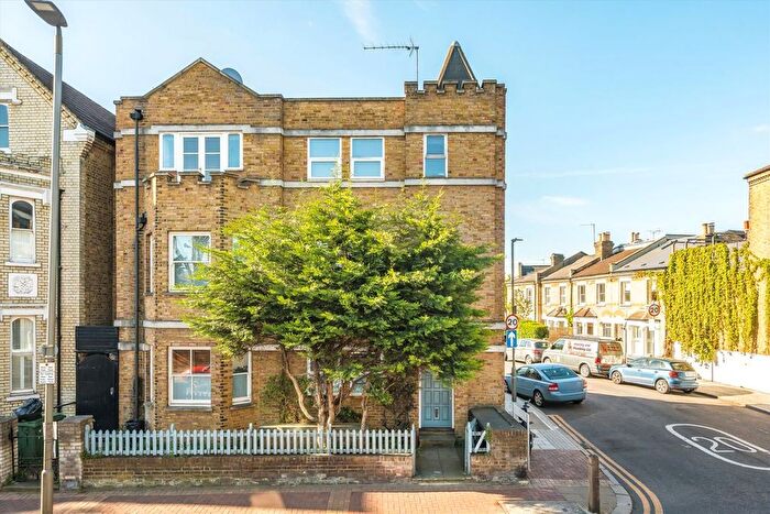3 Bedroom Flat To Rent In Lower Richmond Road, Putney, SW15