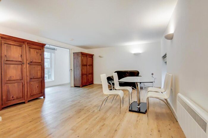 2 Bedroom Apartment To Rent In The Grainstore, Royal Victoria Dock, E16