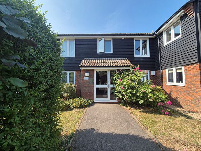 2 Bedroom Flat To Rent In Sands Way, South Woodford, Essex, IG8