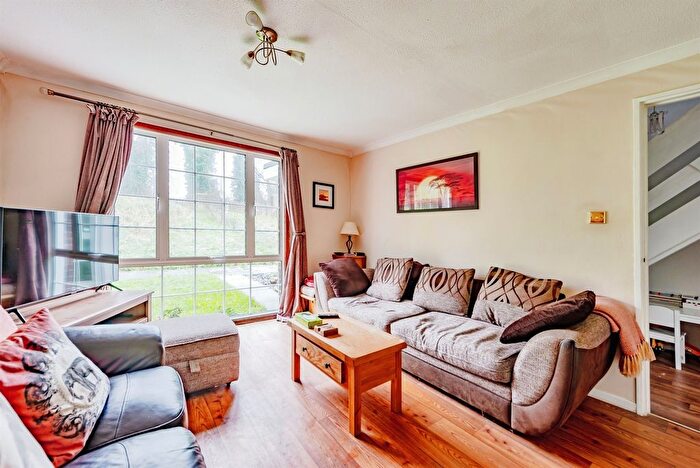 3 Bedroom End Of Terrace House For Sale In Kingsley Road, Crawley, RH11