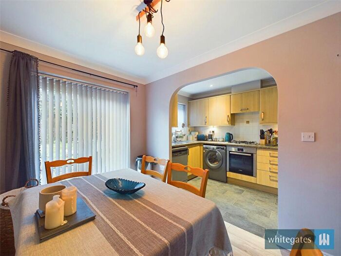 3 Bedroom Town House For Sale In Frogmoor Avenue, Bradford, West Yorkshire, BD12
