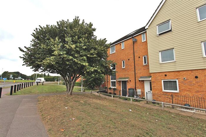 4 Bedroom Town House To Rent In Pearl Walk, Sittingbourne, ME10