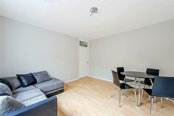 2 Bedroom Flat To Rent In Primrose Court, Hydethorpe Road, London, SW12