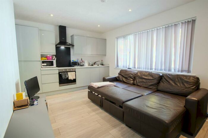 2 Bedroom Flat To Rent In Fladbury Crescent, Birmingham, B29