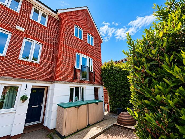 4 Bedroom Town House To Rent In Pettys Close, Cheshunt, EN8