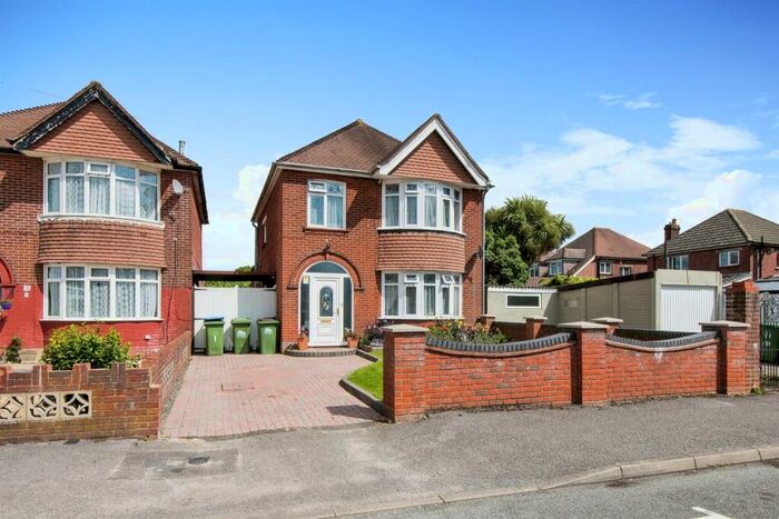 4 Bedroom Detached House For Sale In Margam Avenue, Southampton, SO19