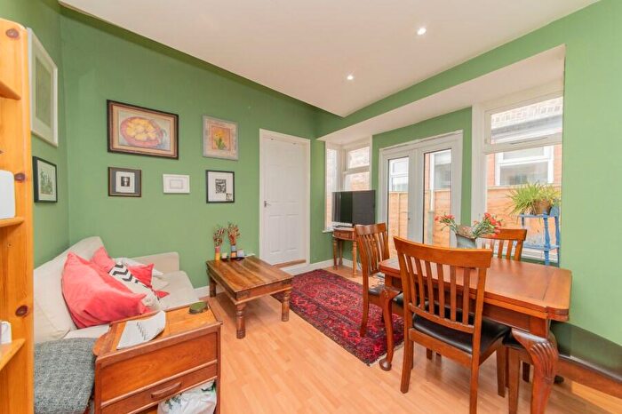 2 Bedroom Flat For Sale In Dollis Road, Finchley, N3