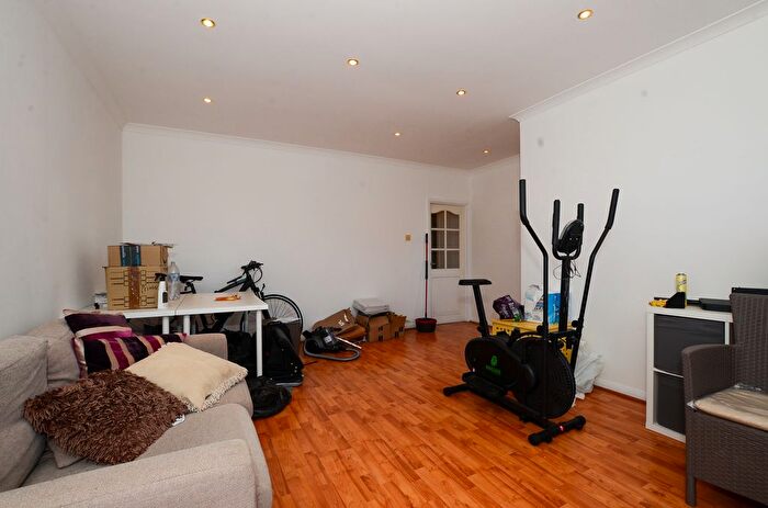 2 Bedroom Flat For Sale In High Road, Bushey, WD23