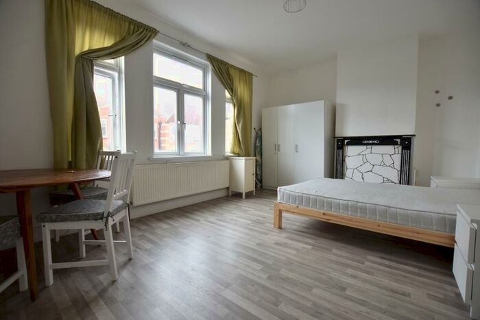 3 Bedroom Flat To Rent In Eltham High Street, Eltham, SE9