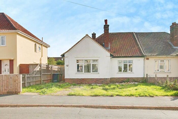 2 Bedroom Semi-Detached Bungalow For Sale In Westbourne Road, Chatteris, PE16