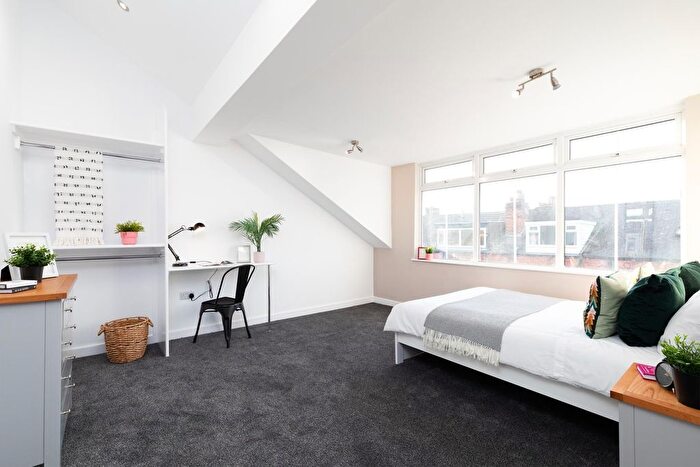 6 Bedroom Semi-Detached House To Rent In Brudenell Mount, Leeds, LS6