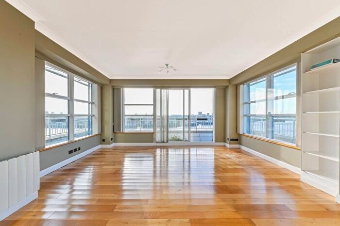 2 Bedroom Flat To Rent In Jardine Road, Limehouse, London, E1W