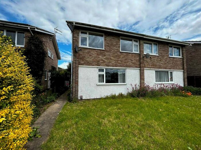 3 Bedroom Semi-Detached House To Rent In Farmers Close, Witney, Oxfordshire, OX28