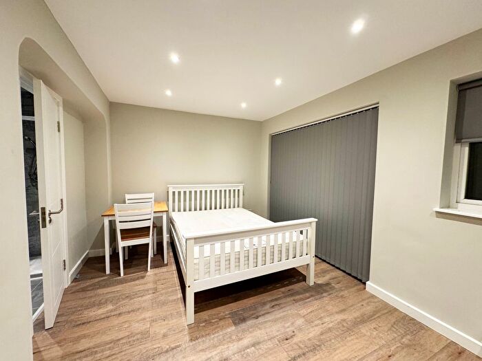 Studio To Rent In Birch Green, Staines, TW18