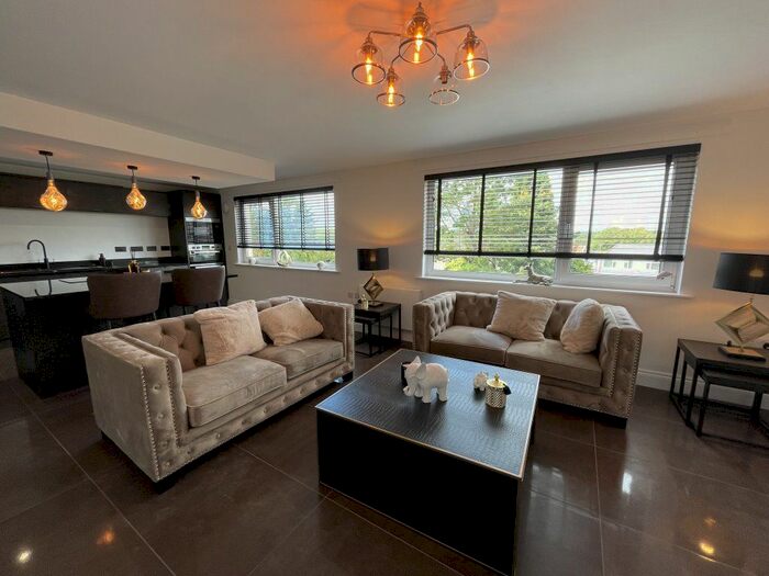 Studio To Rent In Gower Rd, Killay, Swansea, SA2