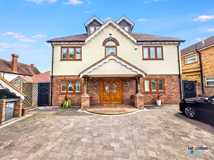 6 Bedroom Detached House For Sale In Ware Road, Hoddesdon, EN11