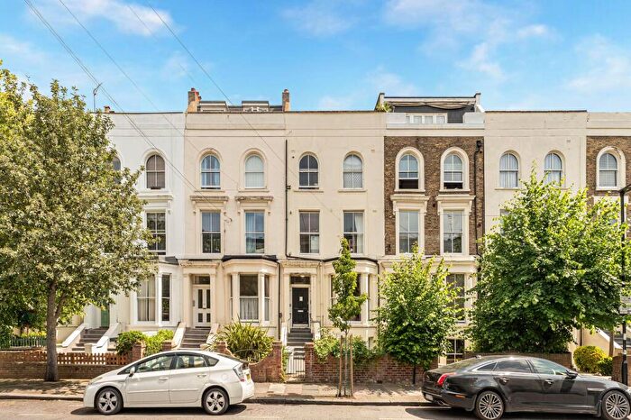 2 Bedroom Flat For Sale In Yonge Park, Finsbury Park, N4