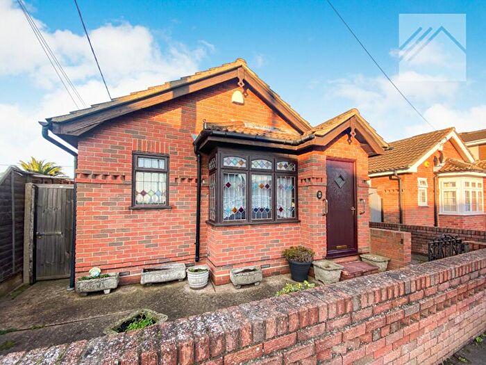 2 Bedroom Bungalow For Sale In Waarem Avenue, Canvey Island, SS8