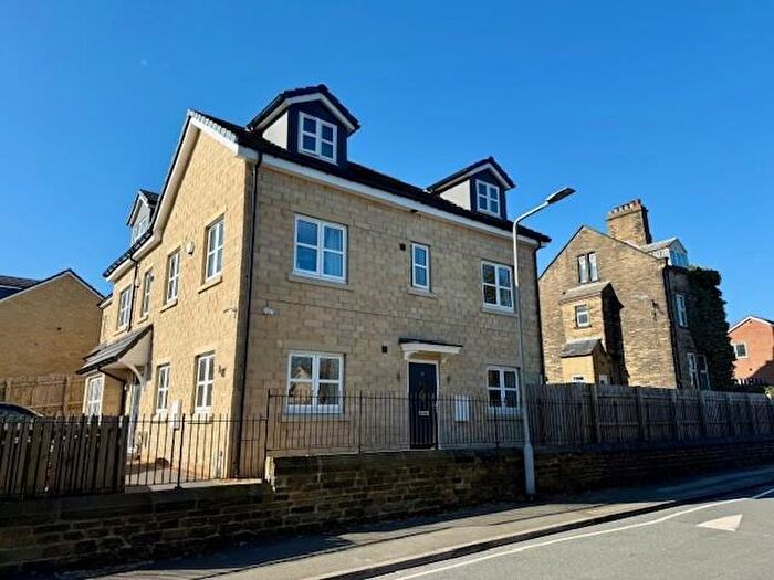 5 Bedroom Semi Detached House For Sale In Hutton Hall Drive, Eccleshill, Bradford, BD2