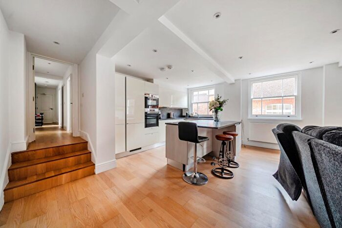 2 Bedroom Flat For Sale In Newbury, Berkshire, RG14