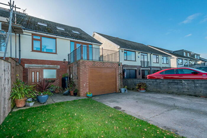 4 Bedroom Semi-Detached Bungalow For Sale In Huddersfield Road, Skelmanthorpe, HD8