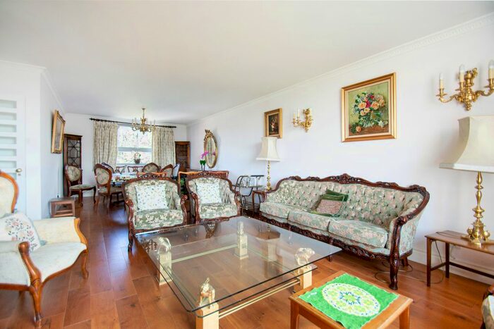 1 Bedroom Flat To Rent In Serlby Court, Somerset Square, Holland Park, London, W14