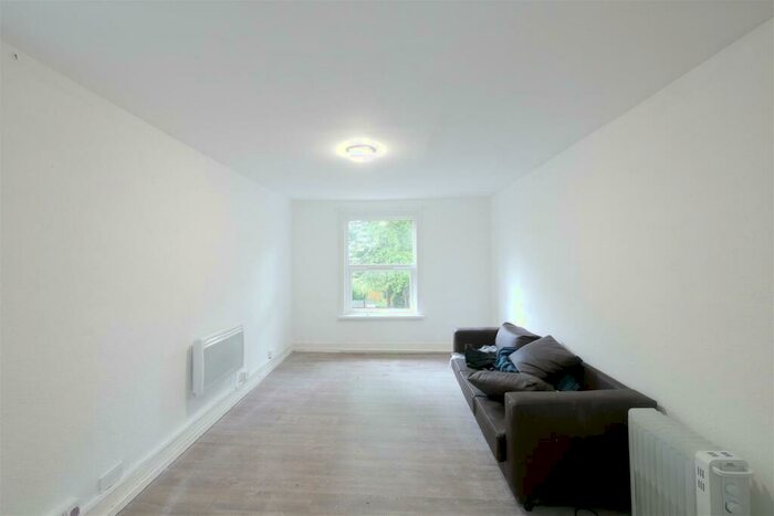 2 Bedroom Apartment To Rent In Alroy Road, London, N4