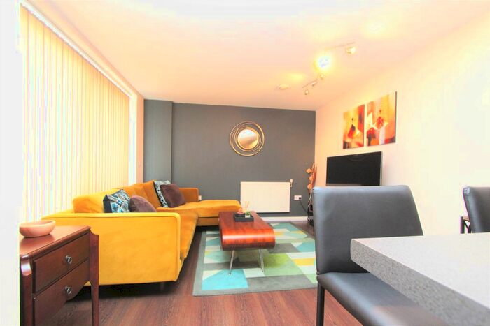 2 Bedroom Flat To Rent In Lankaster Gardens, London, N2