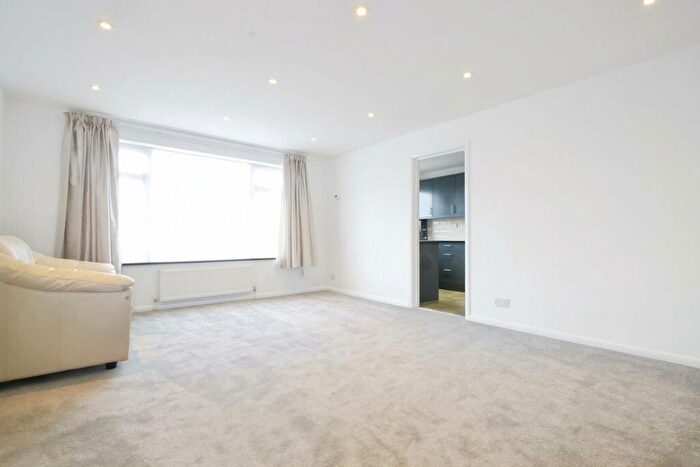 Flat To Rent In High Road, Thatcham Court High Road, N20