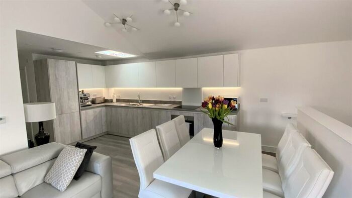 2 Bedroom Apartment To Rent In Baddlesmere Drive, Kings Hill, ME19