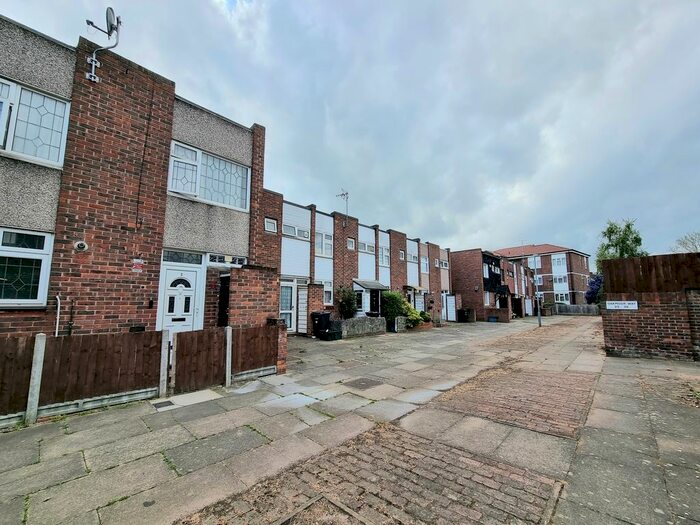 4 Bedroom Terraced House To Rent In Friston Path, Essex, IG7
