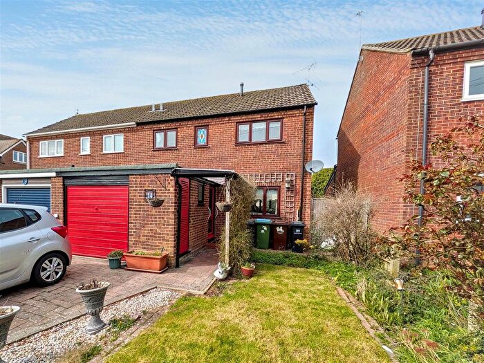 3 Bedroom Semi Detached House For Sale In Goodhew Close, Yapton, BN18