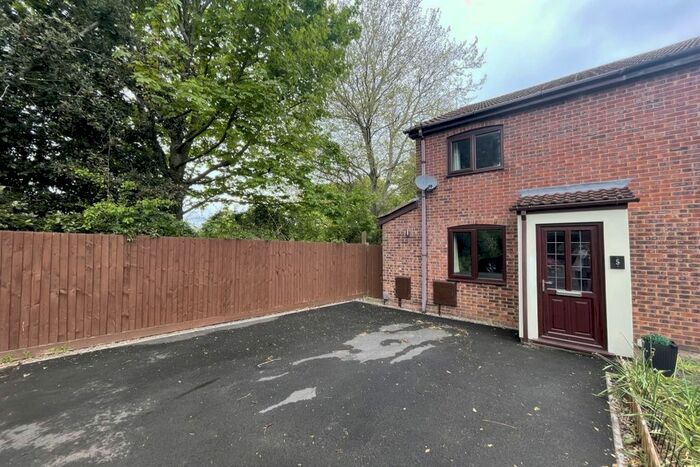 3 Bedroom Semi-Detached House To Rent In Blenheim Close, Wigston, Leicestershire, LE18