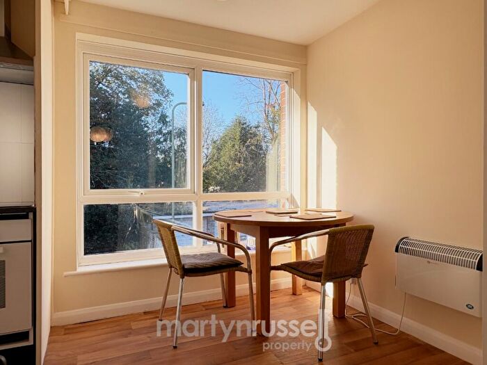 2 Bedroom Maisonette For Sale In Lima Court, Bath Road, Reading, Berkshire, RG1