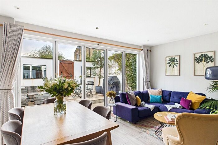 3 Bedroom Flat For Sale In Morrish Road, London, SW2