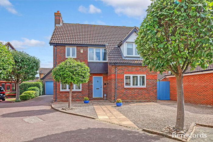 3 Bedroom Detached House For Sale In Earl Mountbatten Drive, Billericay, CM12