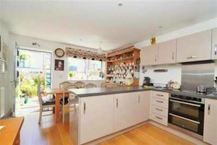 3 Bedroom Town House To Rent In Fin Street, Plymouth *available With Zero Deposit Guarantee*, PL1