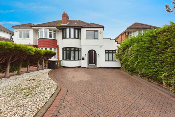 3 Bedroom Semi-Detached House For Sale In Wagon Lane, Solihull, West Midlands, B92