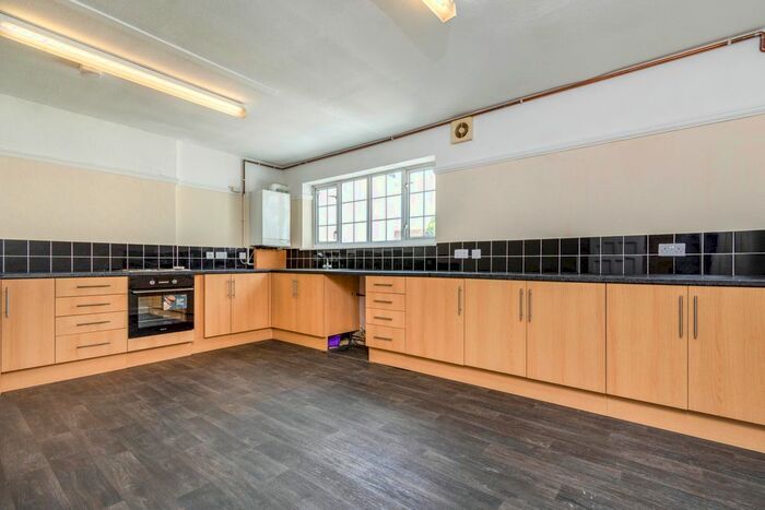 4 Bedroom Flat To Rent In Woodcote Road, Wallington, SM6
