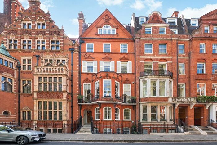 3 Bedroom Flat To Rent In Cadogan Square, Knightsbridge, SW1X