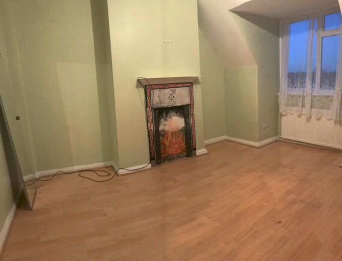 4 Bedroom Flat For Sale In Deansbrook Road, Edgware, HA8