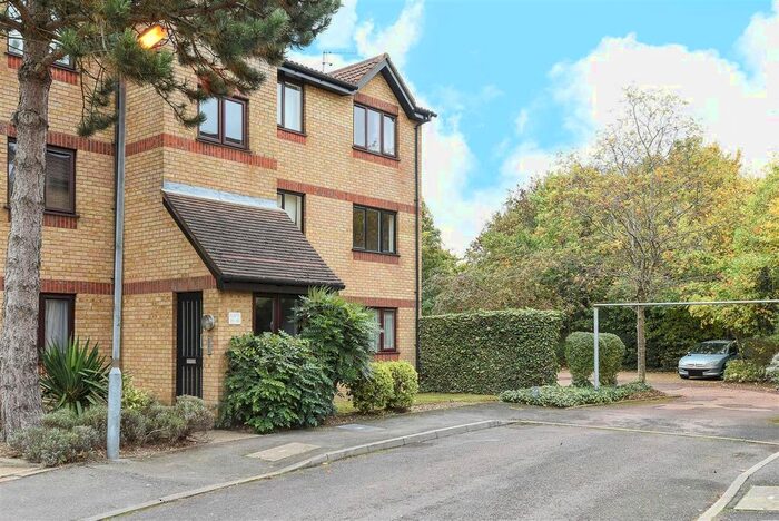 1 Bedroom Flat To Rent In Courtlands Close, Watford, WD24