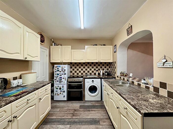 2 Bedroom Semi-Detached House For Sale In Warneford Rise, Cowlersley, Huddersfield, HD4